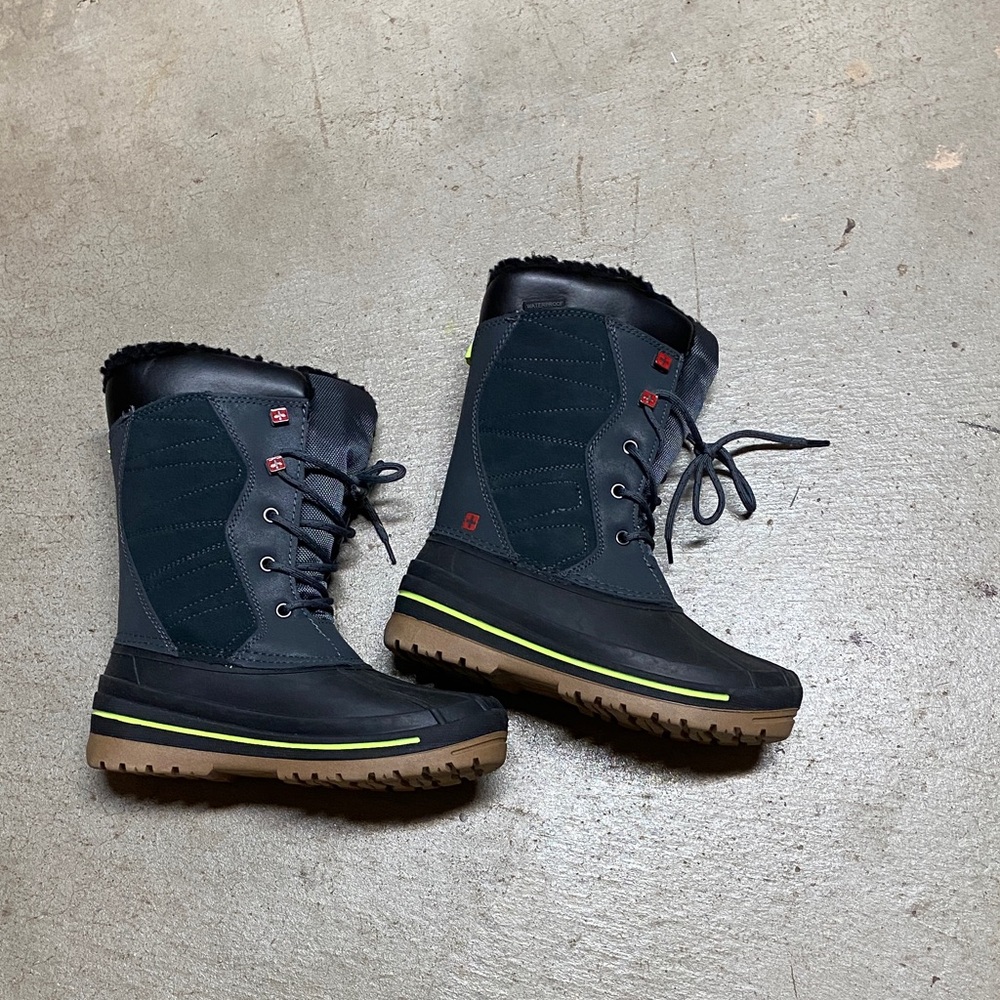Warm Winter Boots for Boys or Girls  Size 3 Big Kid